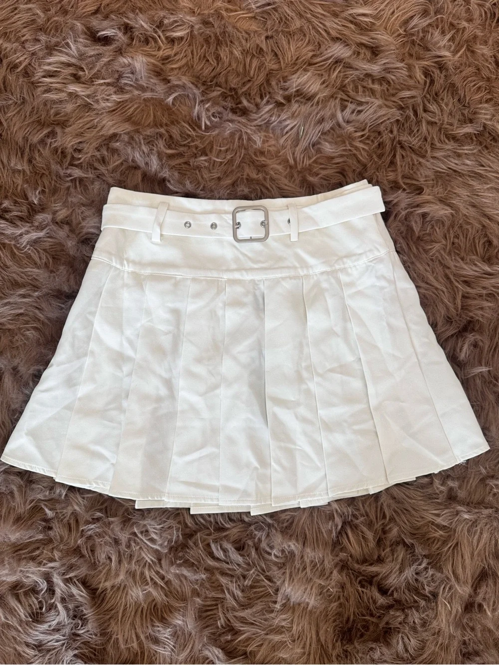 Pleated mini skirt white with buckle belt